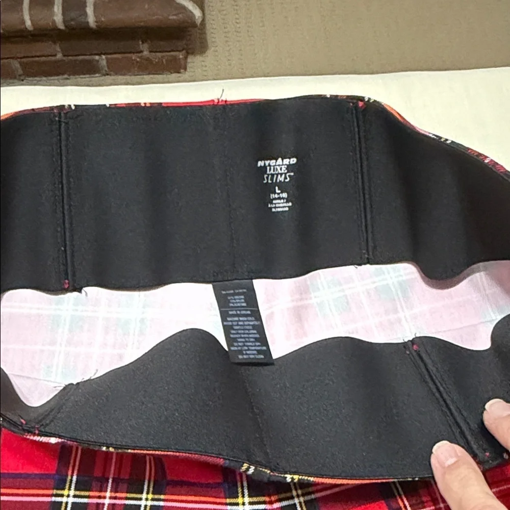 Nygard Luxe Slims Ankle Red & Black Plaid Pull On Pants Leggings, Size Large.